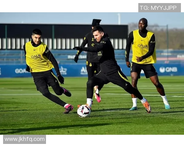 球星在足球训练场上全情投入的精彩瞬间展示