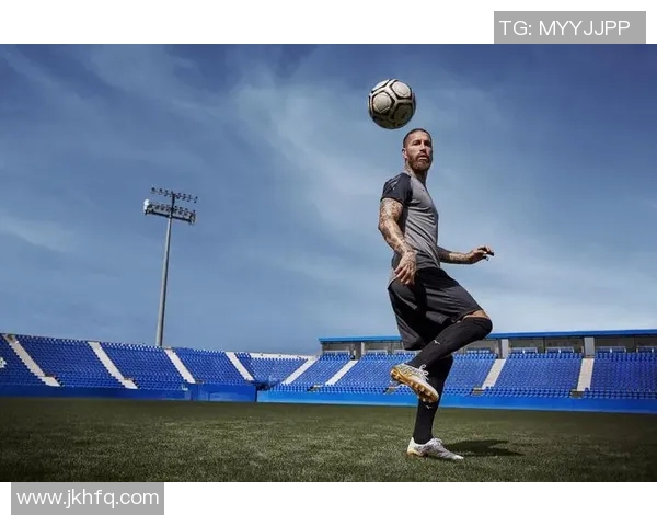 足球巨星联名限量版海报火爆发售 收藏者必抢的明星经典瞬间